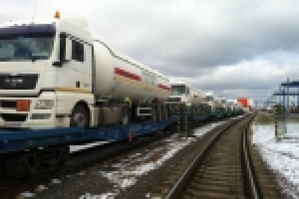 Впервые в СНГ 18 марта 2014г. ООО &laquo;Протос Авто&raquo;, совместно с &laquo;Eurotrans&raquo; Sp. z o.o. (Польша) и &laquo;БЕЛИНТЕРТРАНС &ndash; транспортно-логистический центр&raquo; БЖД, осуществило поставку сжиженного газа из РБ в Польшу автоцистернами, используя контрейлерную перевозк